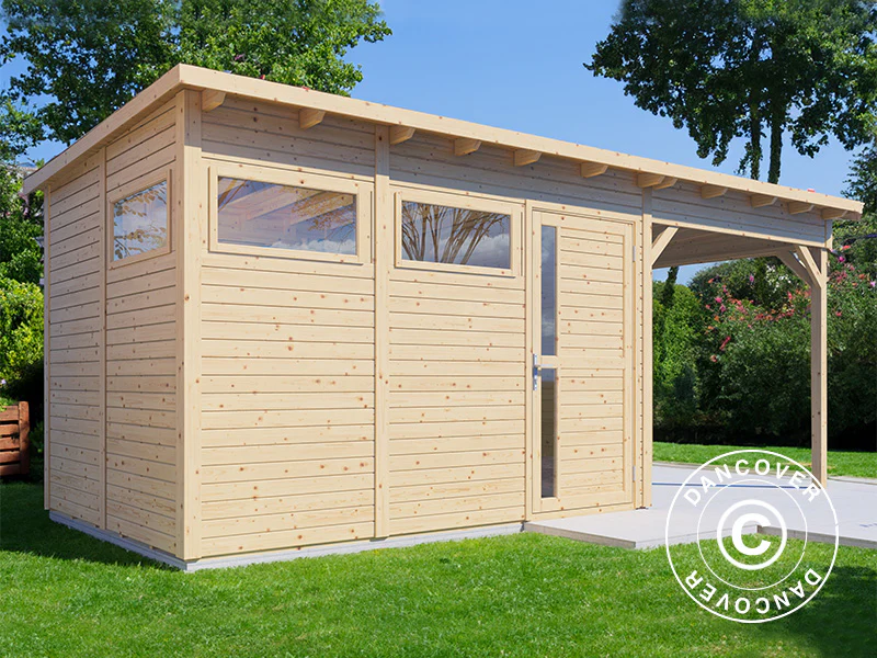 Redskapsbod i trä med överhäng, Bertilo Pentus 3L, 5,58x2,34x2,33m, 7,65m²+5,15m², Natur